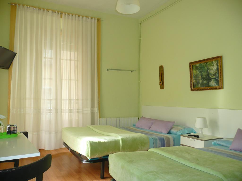 Hostal Loyola Madrid Extérieur photo