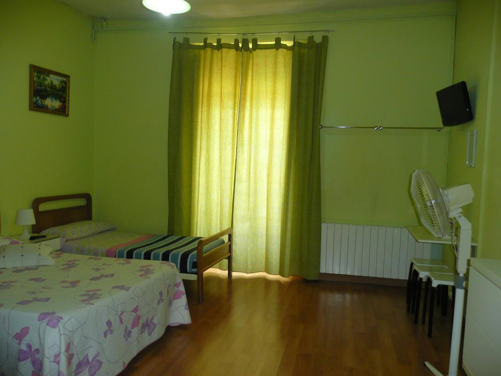 Hostal Loyola Madrid Extérieur photo